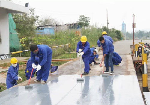 圖為100噸地磅調校及反腐工作現(xiàn)場