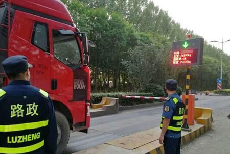 貨車經過收費站地磅現(xiàn)場
